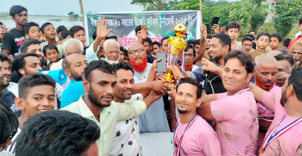 আব্দুল্লাহ ফাউন্ডেশনের উদ্যোগে বয়স্কদের নিয়ে ব্যতিক্রমী ফুটবল টুর্নামেন্ট অনুষ্ঠিত
