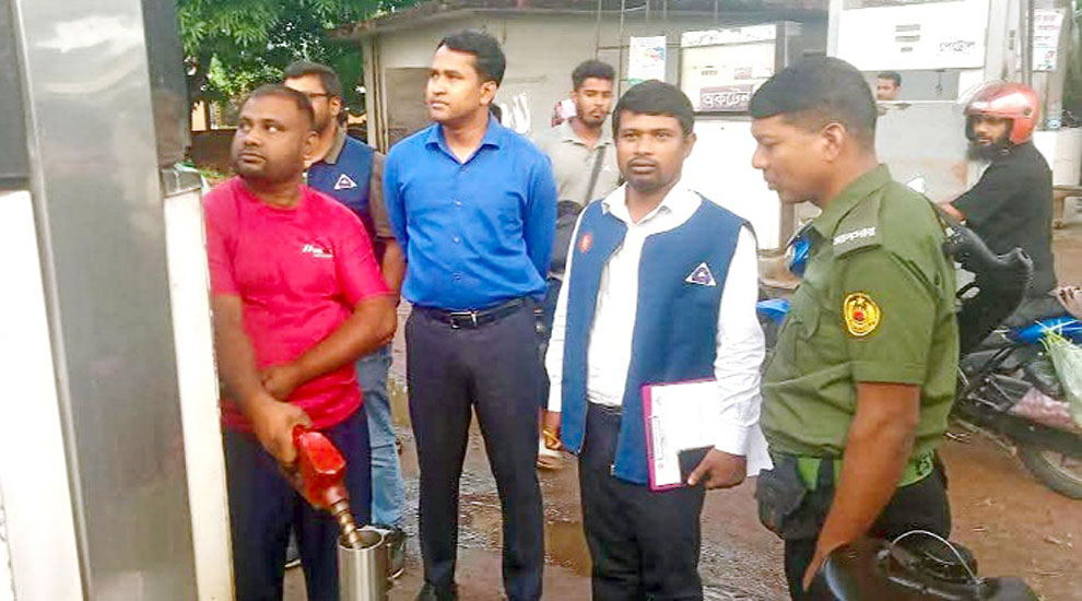 তেল বিক্রিতে অনিয়ম, মৌলভীবাজারে তিন ফিলিং স্টেশনকে জরিমানা