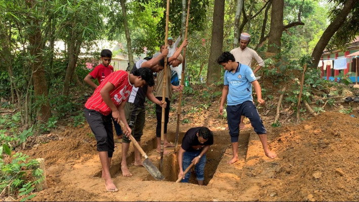 শেষ ঠিকানার ফেরিওয়ালা: মনছুর আহমেদের হাতে চার হাজার শেষ যাত্রার গল্প