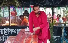 মায়ের জন্য মুসল্লিদের খাওয়ালেন ওমর সানী, বিল নিলেন না রেস্তোরাঁয়