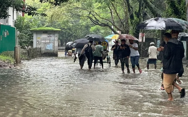 সিলেটে ৩ ঘণ্টায় ১০১ মিমি বৃষ্টি, নগরীতে তীব্র জলাবদ্ধতা
