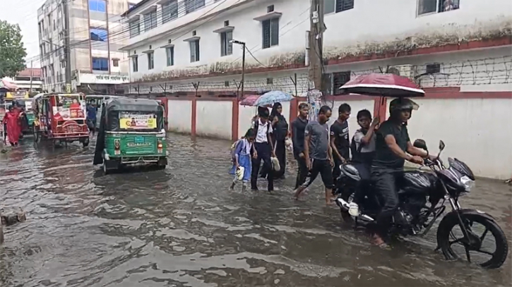 প্রবল বৃষ্টিতে সিলেটে জলাবদ্ধতা, জনদুর্ভোগ চরমে : ২৭ ঘণ্টায় ২০০ মিমি বৃষ্টিপাত, বাড়ছে নদ-নদীর পানি