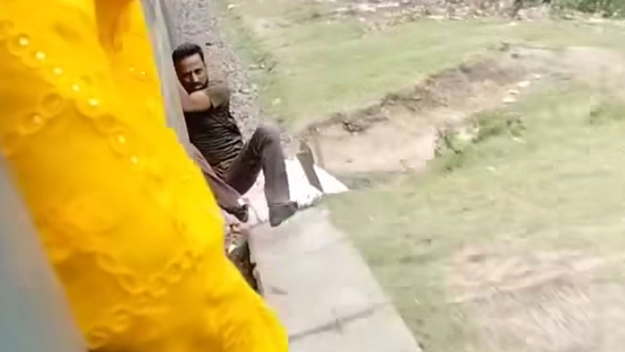 ট্রেনের নিচে পড়েও যেভাবে প্রাণে বেঁচে ফিরলেন মতিউর