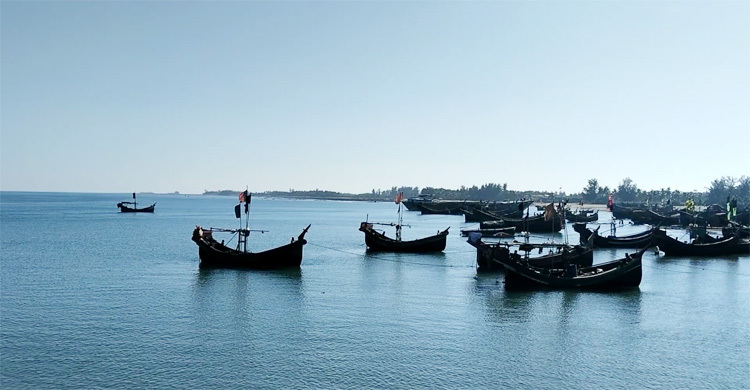 তিন নম্বর সতর্ক সংকেত, লঘুচাপে সাগর উত্তাল