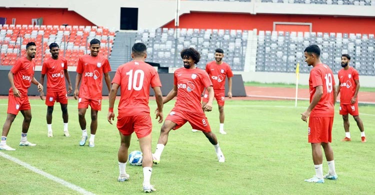 প্রথমবার জাতীয় স্টেডিয়ামে অনুশীলন করলেন হামজা