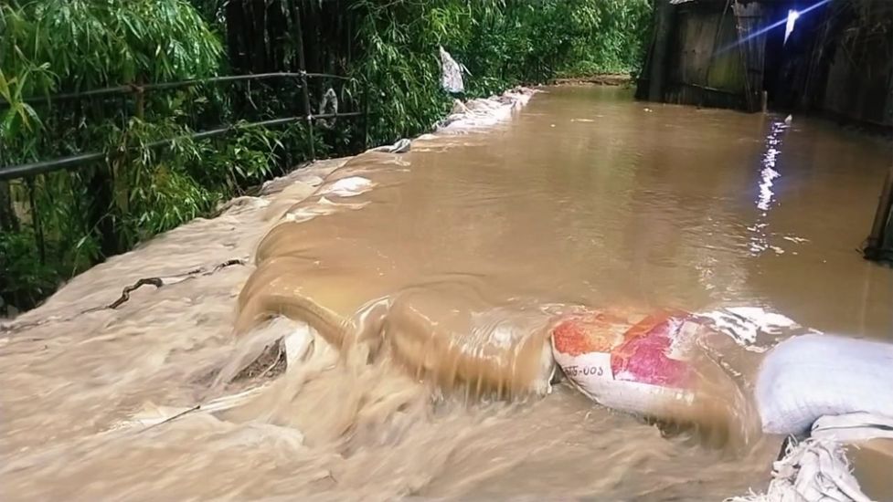 কুশিয়ারা ডাইক ভেঙ্গে ভাসছে জকিগঞ্জ